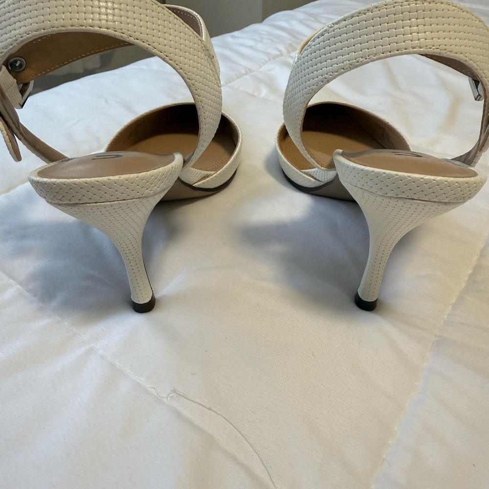 NEW- Unisa White Textured, pointed  toe pump. 8 - Picture 4 of 7